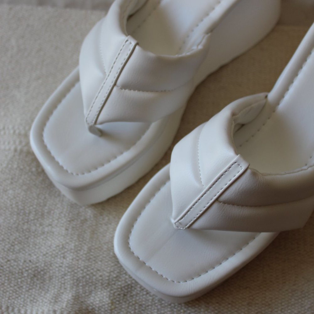 🚨FEW PAIRS LEFT// White platform Thong Sandal - Picture 5 of 11